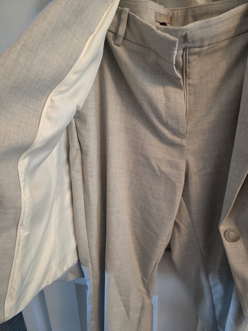 H&M Light Gray Women’s Suit Blazer & Pants Set - Picture 4 of 4